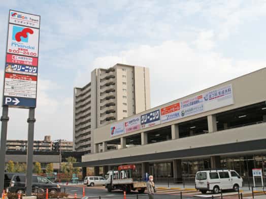 クリニックモールの建物１階は、スーパーマーケット万代塚口店です。