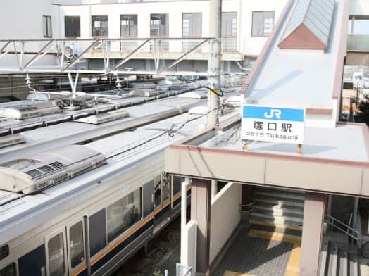 JR塚口駅東口から徒歩2分　建物の名前は、ミリオンタウン塚口です。スーパー万代２階に当院はあります。